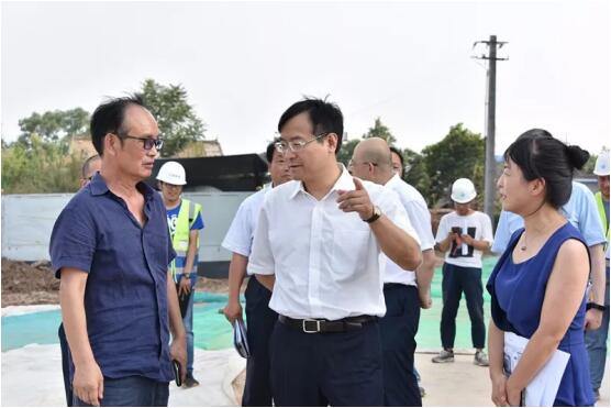 鐘書記走訪國(guó)際醫(yī)學(xué)項(xiàng)目現(xiàn)場(chǎng)，冒酷暑、送服務(wù)、解難題