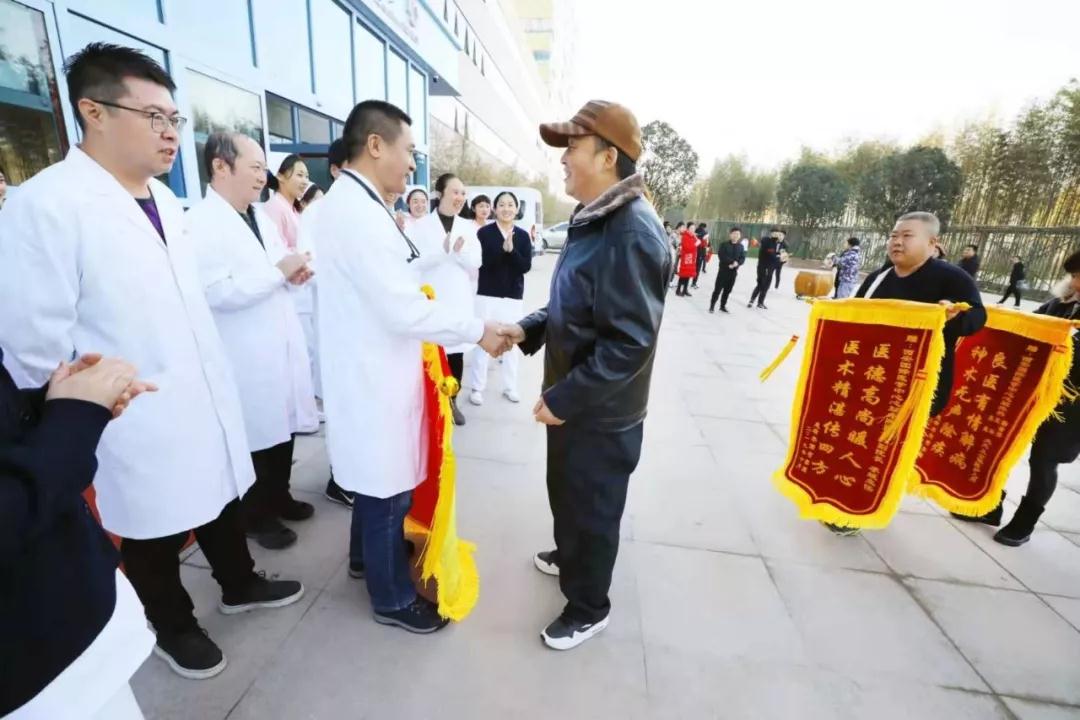 三秦網(wǎng)報道—西安國際醫(yī)學(xué)中心醫(yī)院創(chuàng)奇跡 老賈康復(fù)出院敲鑼打鼓送錦旗