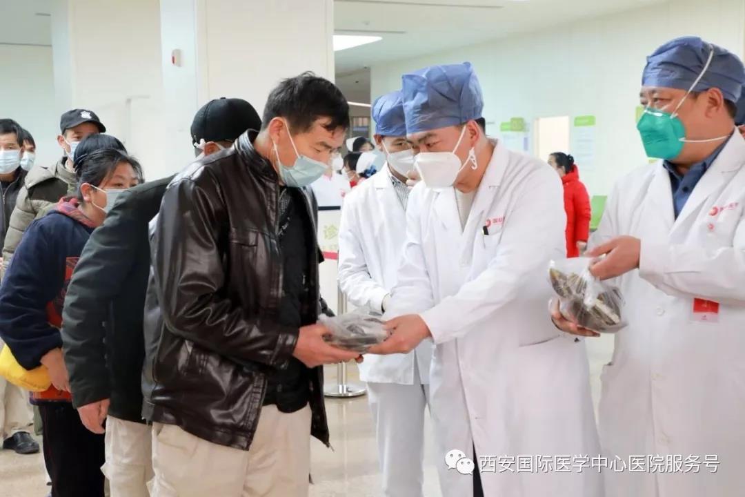央視新聞移動(dòng)網(wǎng)——積極應(yīng)對(duì)新型冠狀病毒感染的肺炎疫情 西安國際醫(yī)學(xué)中心醫(yī)院免費(fèi)贈(zèng)送中藥制劑