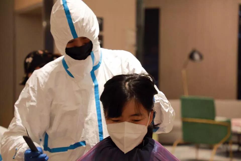 100多位赴武漢醫(yī)療隊女隊員“削”掉秀發(fā) ——武漢市委秘書長說，疫情過去一定為你們請功！