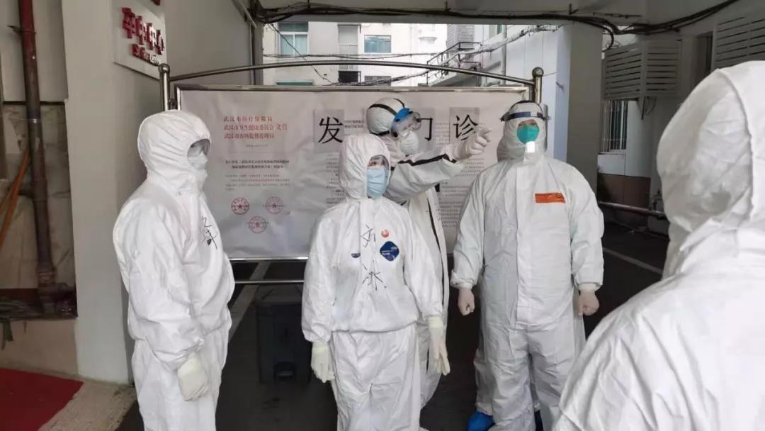 一個不少的把大家?guī)Щ厝ァ浺痪€醫(yī)護人員的“守護神”