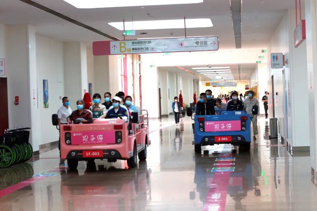 曖心“招手?！背蔀獒t(yī)院一道亮麗的風(fēng)景線