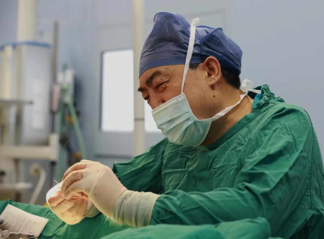 “中國器官再造第一人”郭樹忠教授用三根肋骨雕刻成“耳朵”！