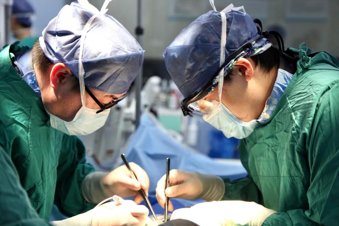 又一次突破！心外團隊完成國內(nèi)首例“經(jīng)股TAVR+TEVAR”