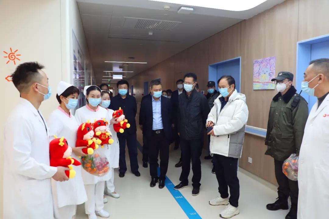 真溫暖！這家醫(yī)院除夕送餃子送祝?！瓏H醫(yī)學(xué)集團及醫(yī)院領(lǐng)導(dǎo)一行慰問堅守“醫(yī)”線醫(yī)護人員及住院患者