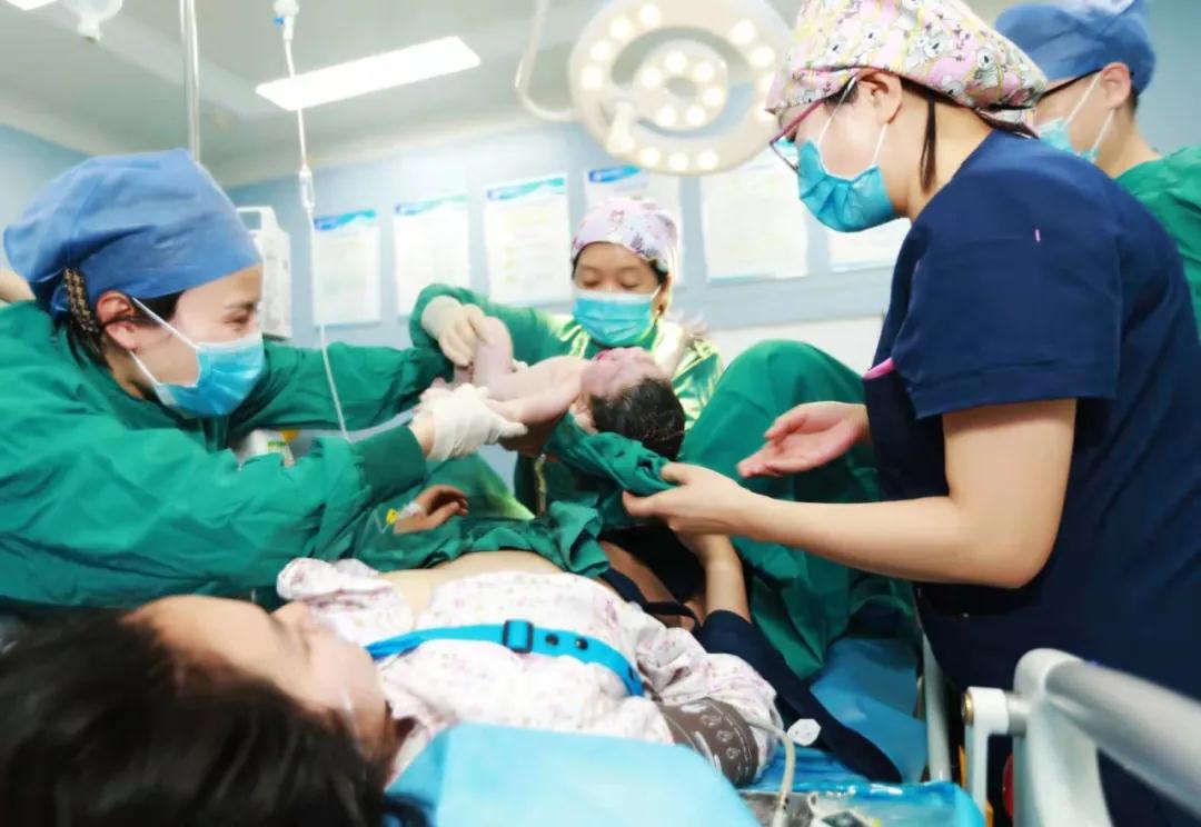 華商云健康—迎新春，西安國(guó)際醫(yī)學(xué)中心醫(yī)院第一個(gè)“金牛寶寶”來(lái)啦！