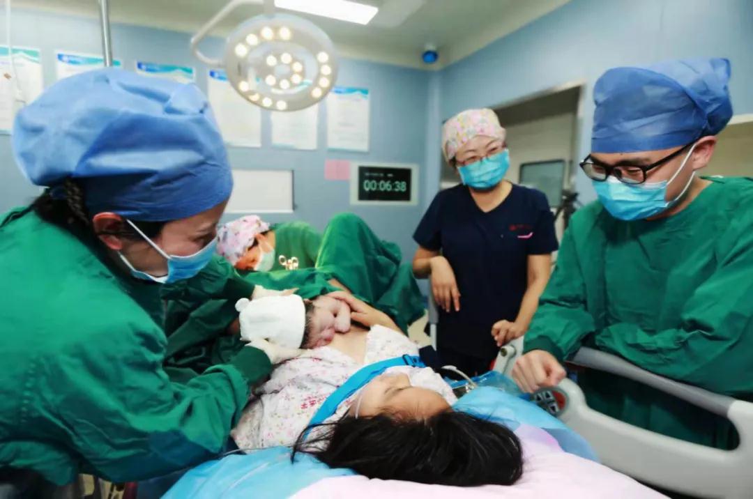 陽(yáng)光網(wǎng)—迎新春，西安國(guó)際醫(yī)學(xué)中心醫(yī)院第一個(gè)“金牛寶寶”來(lái)啦！