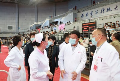 院領導看望西安電子科技大學疫苗接種點