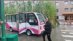 暖心！醫(yī)院下雨天安排擺渡車