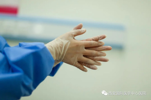 49秒！她的手，已接種了13230人