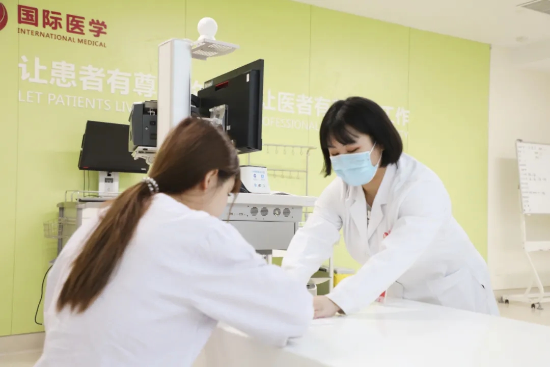 出院手續(xù)床前辦理，「移動結(jié)算車」便民又惠民！