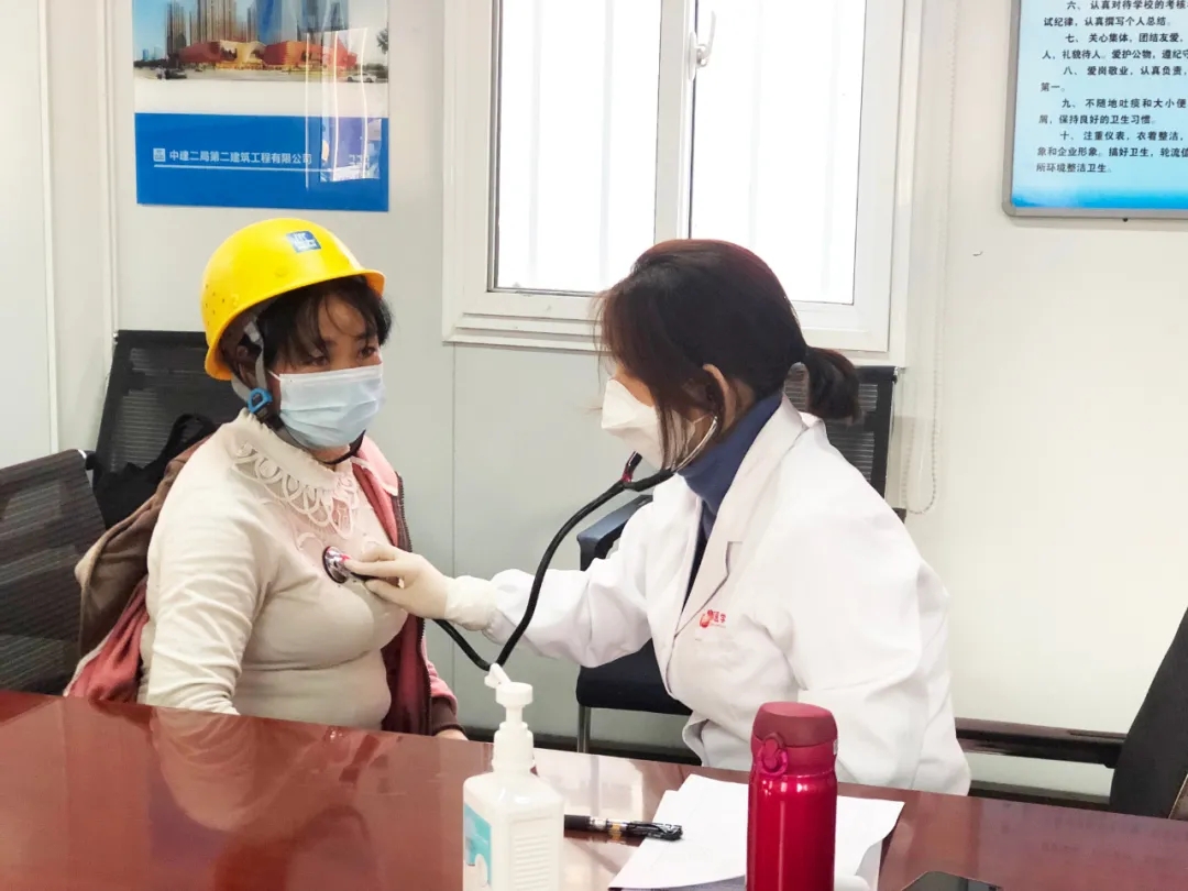 進工地送健康——西安國際醫(yī)學(xué)中心醫(yī)院萬名農(nóng)民工體檢公益行正榮紫闕臺站