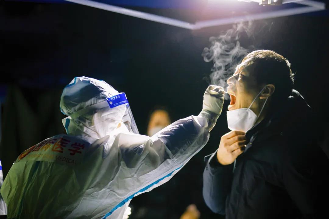 270 萬+！凍紅的手、蹲下的背影，看哭了......