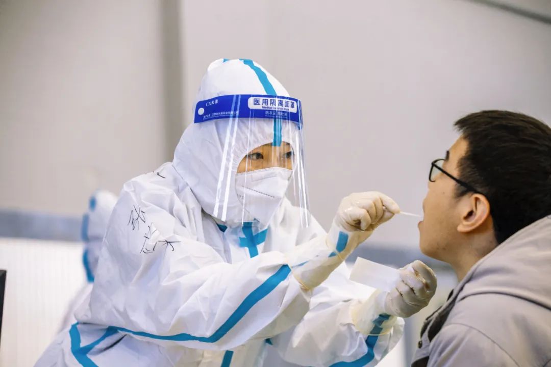 感冒和新冠肺炎有啥不同？