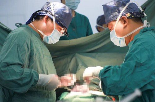 復診首日，市民排隊掃碼，有序就診……