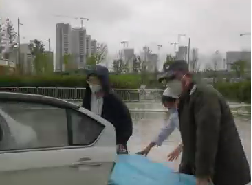 大雨天突遇車禍，從安保到醫(yī)護人員接力營救
