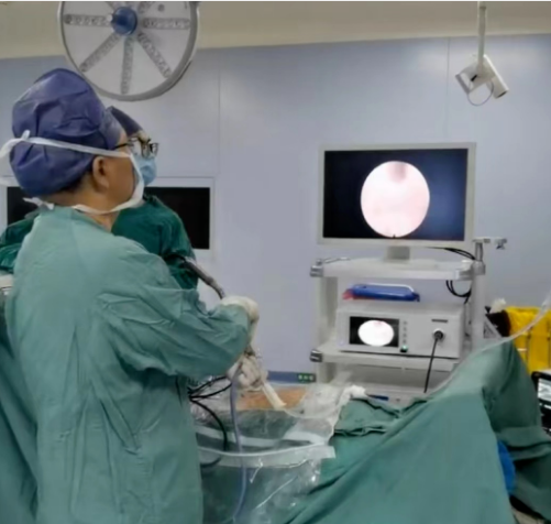 胸椎管狹窄，他把手術傷口由10公分縮小至7毫米