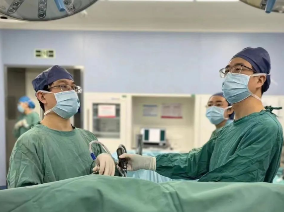 一劈為二！這臺(tái)微創(chuàng)手術(shù)為他清除了“不速之客”