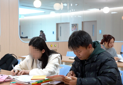 治療、學(xué)習(xí)兩不誤！病房里開啟了“小課堂”