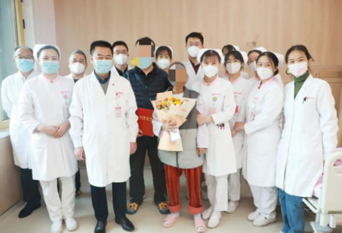 215天守護(hù)，2000多頁病例， 這位女士終見彩虹