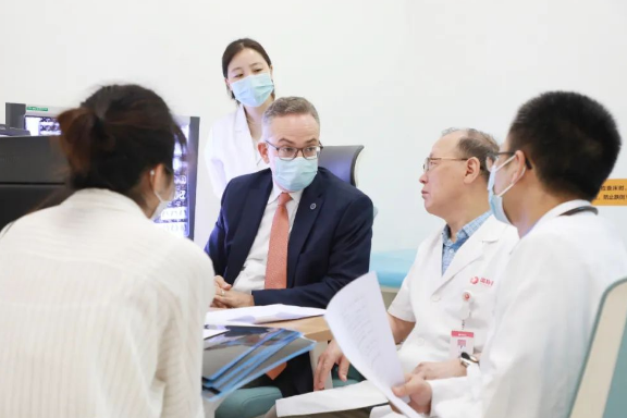 門(mén)診、查房、學(xué)術(shù)交流……全美排名第一的妙佑醫(yī)療國(guó)際專(zhuān)家團(tuán)隊(duì)參與“首屆國(guó)際醫(yī)學(xué)高峰論壇”國(guó)際診療日活動(dòng)