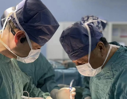 這臺(tái)手術(shù)，只有他......