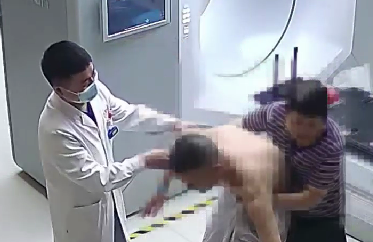 驚險(xiǎn)！患者險(xiǎn)些跌倒，醫(yī)生跳過(guò)治療床扶患者