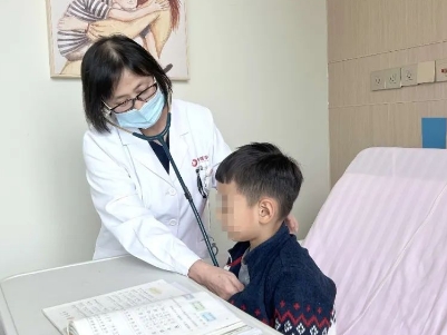 支原體肺炎來(lái)了！住院扎堆，學(xué)習(xí)桌搬到病房，孩子邊寫(xiě)作業(yè)邊打點(diǎn)滴