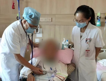 多次渡過險關，身患重疾的92歲老人在醫(yī)院度過了四個不平凡的生日