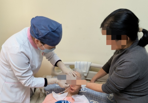 一鍵預(yù)約，專業(yè)到家——西安國際醫(yī)學(xué)中心醫(yī)院“互聯(lián)網(wǎng)+護理上門服務(wù)”為失能老人解憂，讓家屬安心工作