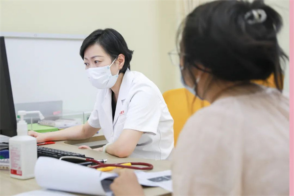 生長發(fā)育、視力矯治、泌尿外科……暑假未到，兒科門診已排起長隊